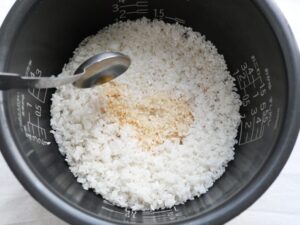 米の上に醤油とみりんを入れた様子