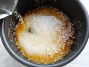 釜にだし汁を注いでいる様子