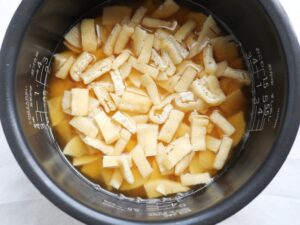 たけのこの上に、油揚げを並べ入れた様子