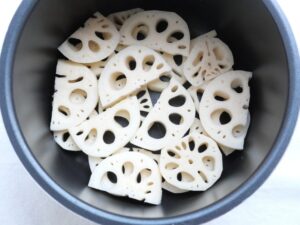 電気圧力鍋の内釜にれんこんを並べ入れた様子