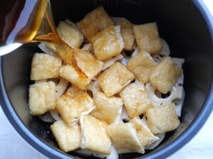 内釜に煮汁を注いでいるところ