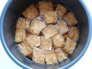 圧力調理後のれんこんと油揚げの煮物。油揚げがやわらかな様子