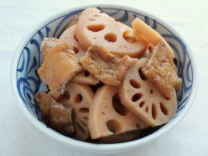 器に盛り付けたれんこんと油揚げの煮物。煮汁の色がしっかり付いた仕上がり