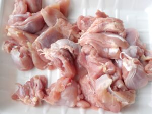 一口大に切った、皮なしの鶏もも肉をトレーにのせたところ