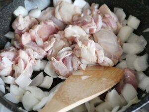 フライパンに鶏もも肉を加えて炒めているところ