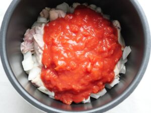 内釜にトマト缶を入れた状態