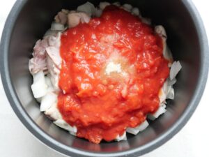 内釜に塩と砂糖を加えた状態