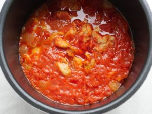 内釜で鮮やかな赤色に仕上がったチキンのトマト煮込み