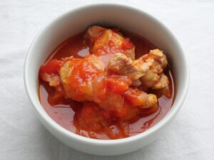 器に移したチキンのトマト煮込み。鶏もも肉と玉ねぎがやわらかな見た目