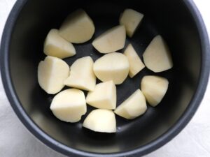 電気圧力鍋の内釜にじゃがいもを並べ入れた様子