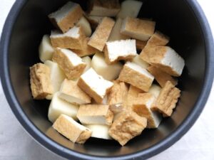 じゃがいもの間に厚揚げを入れた様子