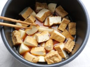 菜箸で具材を動かしている様子