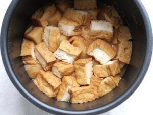 圧力調理後に煮上がった厚揚げとじゃがいも。厚揚げがやわらかな仕上がり