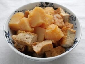 器に盛り付けた、厚揚げとじゃがいもの煮物。じゃがいもがほくほくの仕上がり