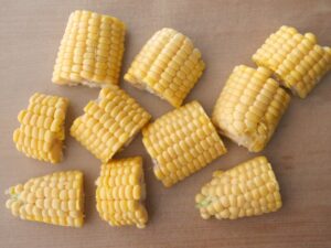 豚汁の具材のとうもろこし。輪切りを縦半分に切って並べた様子