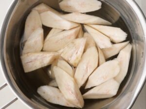 酢水にさらした乱切りのごぼう