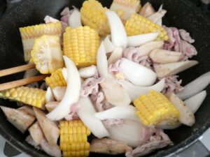 豚肉、とうもろこし、玉ねぎ、ごぼうを炒めているところ（火を止める直前）