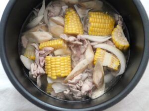 内釜にだし汁を加えたところ。具材が少し飛び出した、ひたひたより少なめの状態