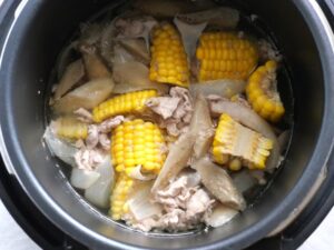 加圧で火が通り、だし汁がしみた具材。煮込みにセットした直後の内釜の様子