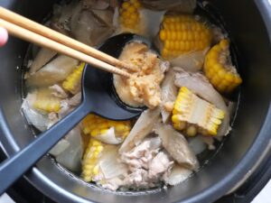 内釜に味噌を溶き入れているところ