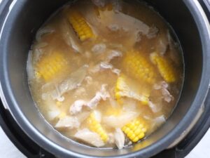煮込みを停止した直後の内釜の様子。具材がやわらかく煮えた様子