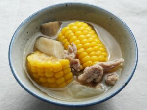 とうもろこしの色が鮮やかな豚汁。豚肉、ごぼう、玉ねぎがやわらかく煮えた仕上がり
