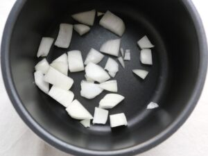 電気圧力鍋の内釜に玉ねぎを入れたところ