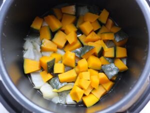 無水調理後の内釜の様子。かぼちゃと玉ねぎがやわらかく煮えている