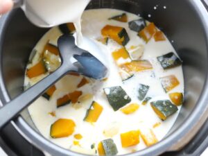 内釜に牛乳を注ぎ入れているところ