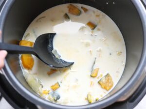 シリコンスプーンで具材をつぶし、なめらかにしているところ