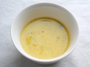 白い器によそった、かぼちゃのポタージュ。小さな皮の緑色が混じる、とろりとした仕上がり