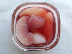 赤ワインで作った桃のコンポート。薄紫色の仕上がり