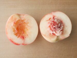 半分に割った桃の様子。片側に種が付いている