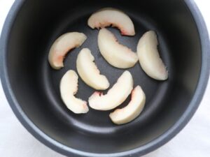 電気圧力鍋の内釜に桃を並べたところ
