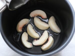 桃の上に煮汁をまわしかけたところ
