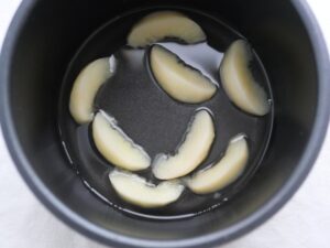電気圧力鍋の無水調理で乳白色に仕上がった桃