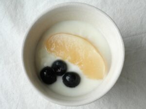 桃のコンポートをトッピングしたヨーグルト