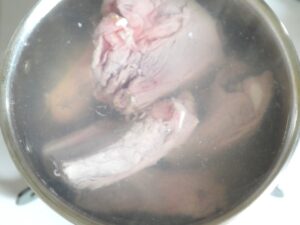 鍋の熱湯で湯通ししている豚スペアリブ。お湯が白っぽく濁っている