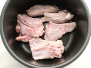 電気圧力鍋の内釜に豚スペアリブを並べ入れたところ