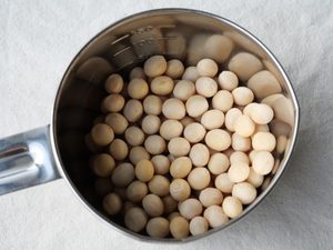 計量カップではかった乾燥大豆。大豆ご飯の準備工程