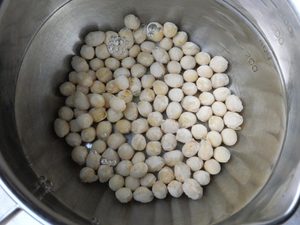 たっぷりの水に浸した乾燥大豆。吸水開始直後の状態