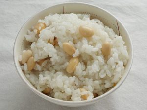 塩・酒で味を付けた大豆ご飯。白いご飯にベージュ色の大豆が映える仕上がり