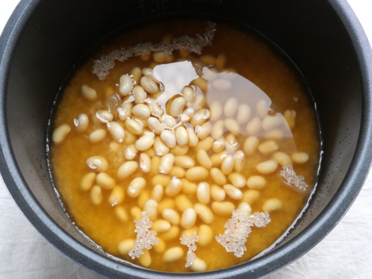 内釜に大豆を加えた状態。圧力調理直前の様子