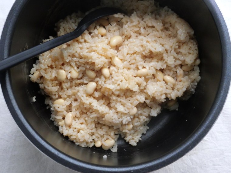 シリコンスプーンでご飯をほぐしている様子