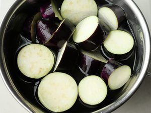 水にさらした輪切のなす。ラタトゥイユの材料