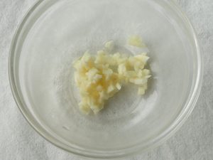 ガラス容器に入れた、にんにくのみじん切り