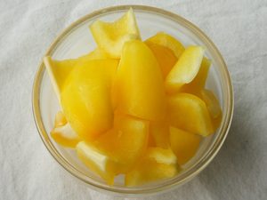 一口大の黄色のパプリカ。ラタトゥイユの材料