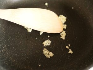 フライパンに敷いたオリーブオイルでにんにくを炒めているところ