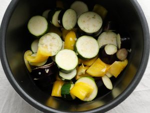 電気圧力鍋の釜に炒めた野菜を入れたところ
