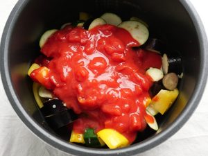 釜にトマト缶を加えたところ
